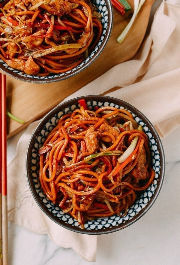 Chicken Lo Mein in a decorated blue bowl - one of the recipes from this week's healthy weekly meal plan